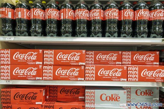 2022 年 5 月,在佛罗里达州迈阿密海滩的一家杂货店中的厚味可乐居品。